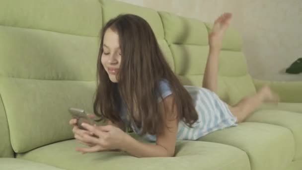 Belle adolescente s'amuser à communiquer sur smartphone stock vidéo — Video