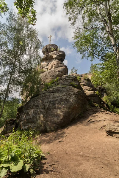 Krzyż na szczycie klifu na Mount Tserkovka resort Belokurikha w Kraj Ałtajski — Zdjęcie stockowe