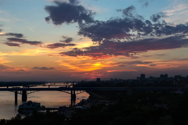 ノヴォシビルスクで Ob 川にかかる Octyabrsky 橋の美しい夕日 — ストック写真