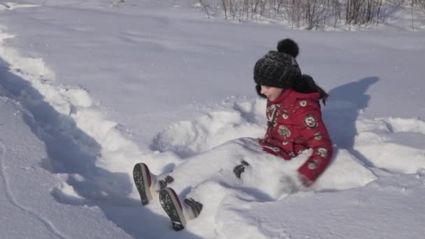 Nastoletnie dziewczyny wyrzuca śnieg w winter park zwolnionym tempie Stockowy wideo — Wideo stockowe