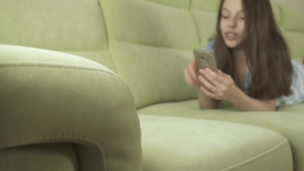 Prachtige tienermeisje plezier communiceren op smartphone stock footage video — Stockvideo