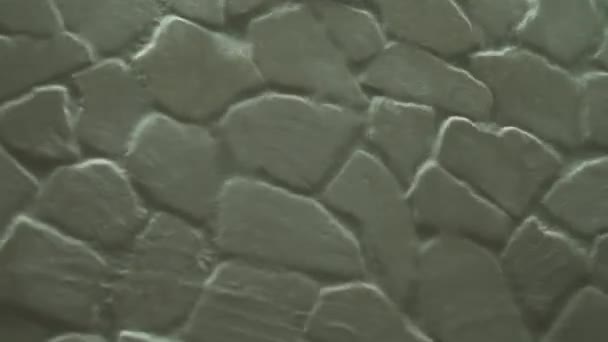 Cascada artificial en el fondo de la pared de piedra material de archivo de vídeo — Vídeo de stock
