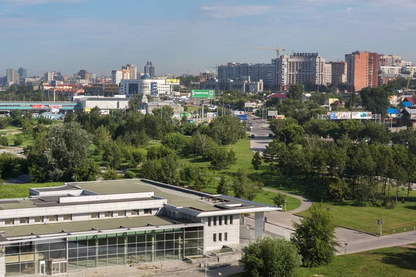 ノボシビルスク市の夏の都市景観 — ストック写真