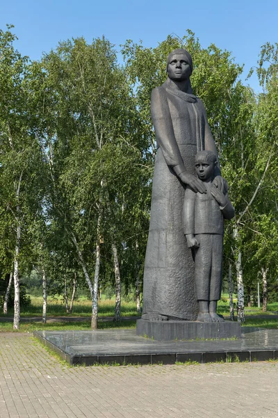 Скульптура Сибирячка с сыном, 9-метровый памятник труженикам тыла. Парк культуры и отдыха имени 30-летия Победы — стоковое фото