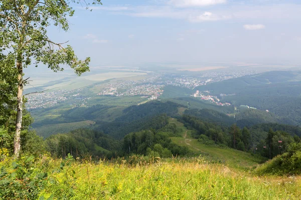 Krásné letní pohled z Mount Tserkovka se z Belokurikha v Altajském kraji — Stock fotografie