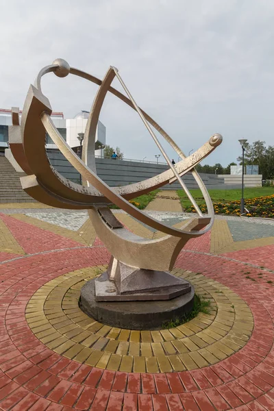 Сонячний годинник поблизу великих Новосибірськ планетарій – найбільший центр астрофізична за Уралом — стокове фото