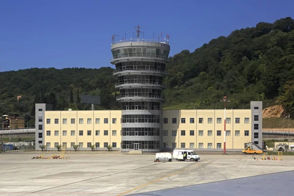 Здание на аэродроме международного аэропорта Сочи — стоковое фото