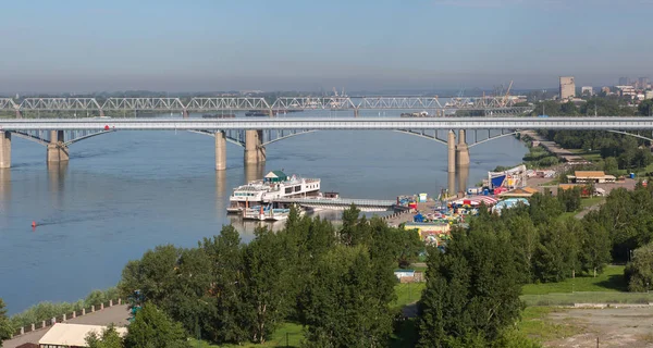 夏の川ノヴォシビルスクで Ob Octyabrsky 橋 — ストック写真