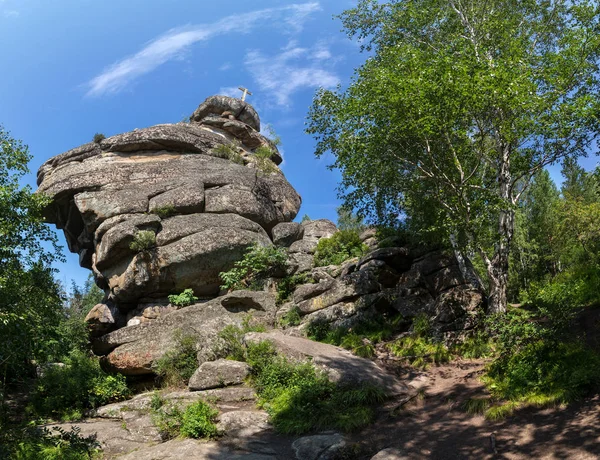 Σταυρό στην κορυφή του βράχου στο θέρετρο Mount Tserkovka Belokurikha για το Κράι Αλτάι — Φωτογραφία Αρχείου