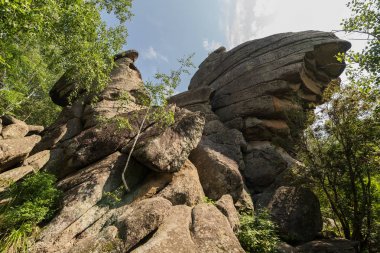 Hayali kayaların üzerinde Mount Tserkovka resort Belokurikha Altay Kray