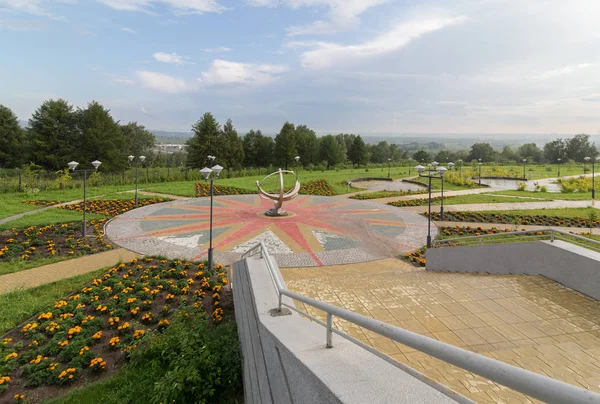 Park met een landschap voor het simuleren van de planeten van het zonnestelsel. Grote Novosibirsk Planetarium is het grootste astrofysische centrum buiten de Oeral — Stockfoto