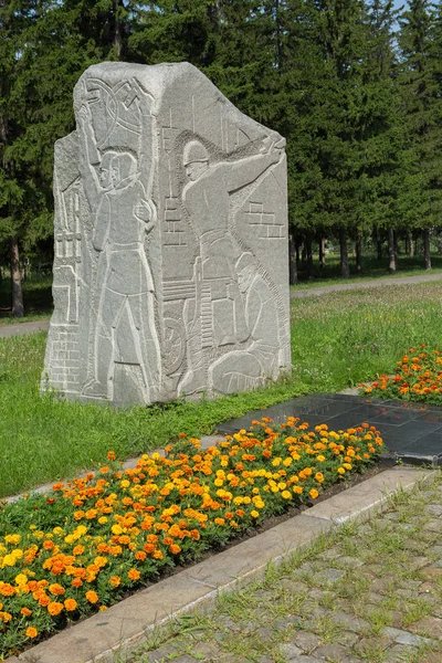 Monoliths of granite on the Road of War with carved years and military episodes. Park of Culture and Rest named after the 30th anniversary of Victory — Stock Photo, Image