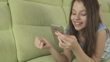 Güzel genç kız eğleniyor smartphone stok görüntüleri video iletişim