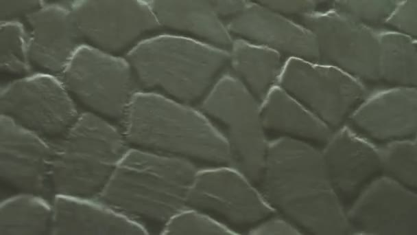 Τεχνητό καταρράκτη στο φόντο των τοίχων πετρών πλάνα βίντεο — Αρχείο Βίντεο