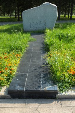 Yekpare granit oyma yıl ve askeri bölümleri ile savaş yol üzerinde. Kültür Park ve dinlenme 30th yıldönümü sonra adlı