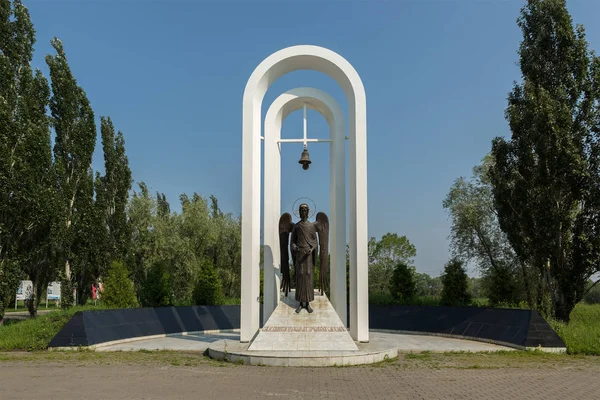 Monument to the liquidators of the Chernobyl accident in Park of Culture and Rest named after the 30th anniversary of Victory — Stock Photo, Image