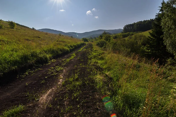 Drogi w górach kurortu Belokurikha w Kraj Ałtajski — Zdjęcie stockowe