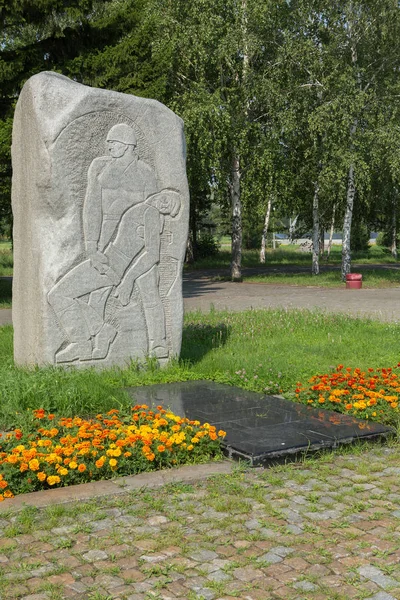 Monoliths of granite on the Road of War with carved years and military episodes. Park of Culture and Rest named after the 30th anniversary of Victory — Stock Photo, Image