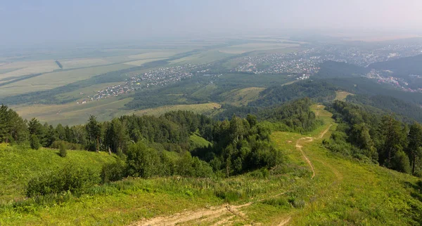 Schöne sommerliche Aussicht vom Zarkovka-Gebirge zum Ferienort Belokurikha in der Region Altai — Stockfoto
