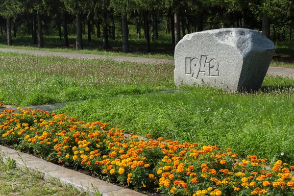 Monolithen aus Granit auf der Straße des Krieges mit geschnitzten Jahren und militärischen Episoden. Park der Kultur und Erholung nach dem 30. Jahrestag des Sieges benannt — Stockfoto