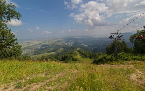 Belle vue d'été du mont Tserkovka à la station balnéaire de Belokurikha dans le territoire de l'Altaï — Photo