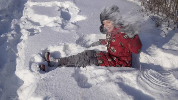 Bella ragazza adolescente che gioca con la neve nel parco invernale — Foto Stock