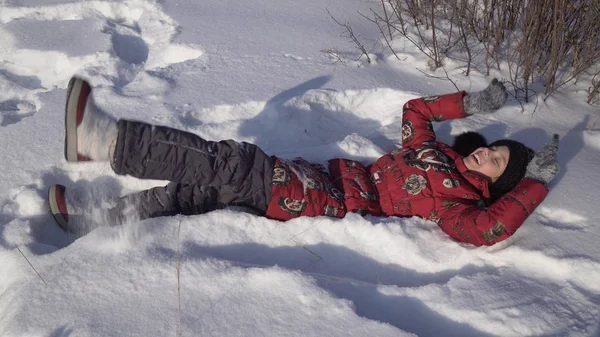 Menina adolescente bonita brincando com a neve no parque de inverno — Fotografia de Stock