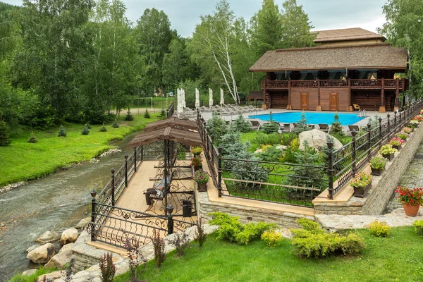 Grondgebied van Sanatorium Edelweiss in het resort stad van Belokurikha in de Altai Krai — Stockfoto
