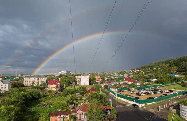 Mooie regenboog over het resort stad van Belokurikha in de Altai Krai — Stockfoto