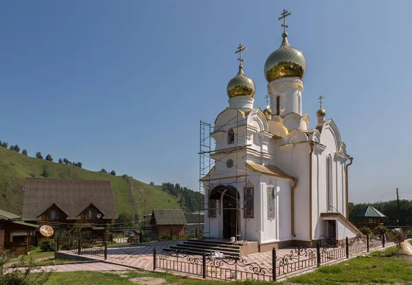 Iglesia en el territorio del centro de recreación centro de mejora de la salud granja de cría maral Kaimskoye se encuentra en el territorio de la krai Altai — Foto de Stock