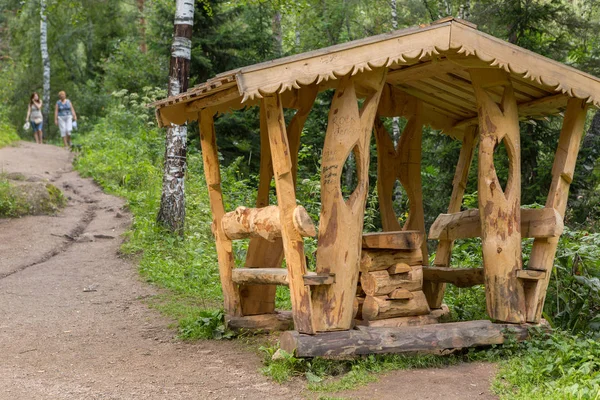 Beautiful wooden carved arbor on the terrenkur health trail along the Belokurikha mountain river — Stock Photo, Image