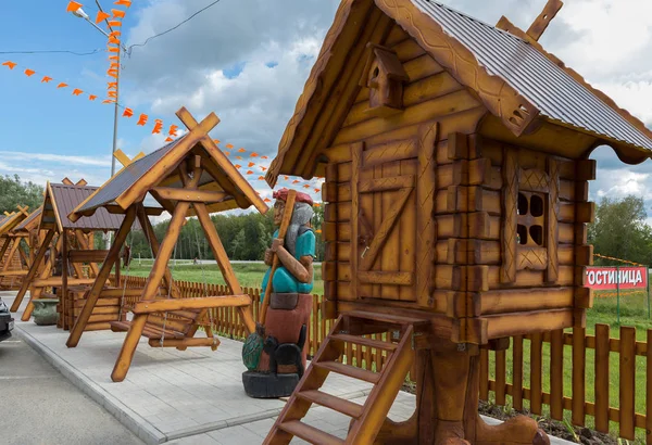 Childrens playground with heroes of Russian fairy tales on the territory of the Restaurant TAVERNA at Uncle Vity of the Altai — Stock Photo, Image