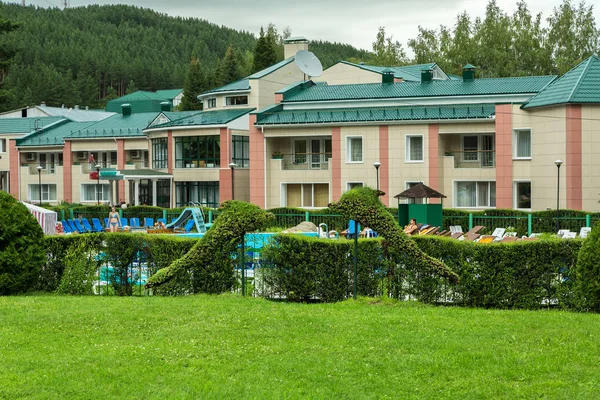 Territorio de Sanatorio Transsib en la ciudad turística de Belokurikha en el Altai Krai — Foto de Stock