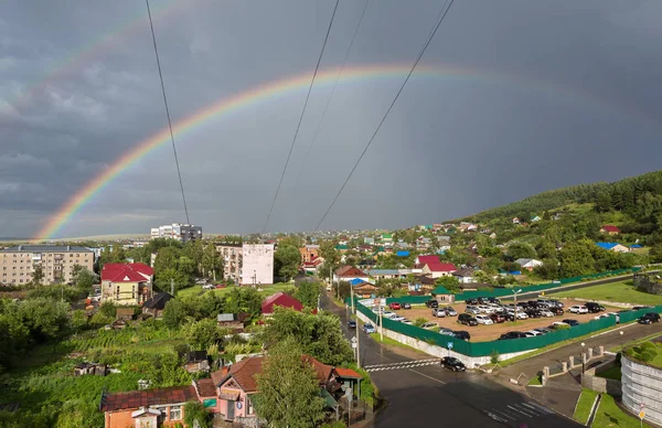 Mooie regenboog over het resort stad van Belokurikha in de Altai Krai — Stockfoto