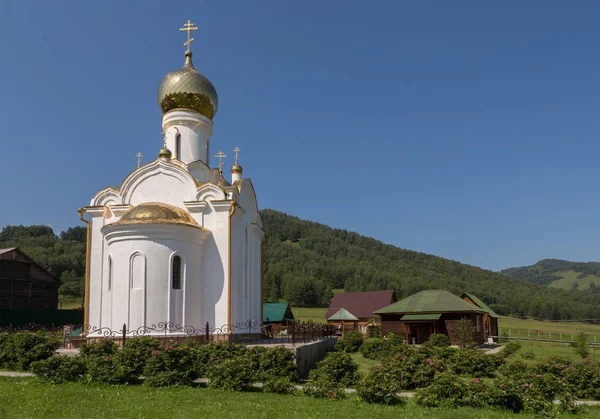 Gereja di wilayah pusat Rekreasi Perkembangan kesehatan pusat peternakan maral Kaimskoye terletak di wilayah Altai krai — Stok Foto