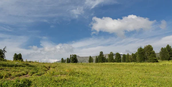 Beau ciel bleu avec des nuages sur le sommet des montagnes de l'Altaï . — Photo