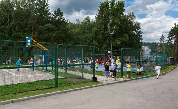 Территория детского санатория "Белокуриха" Алтайского края — стоковое фото