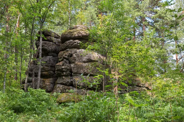 Rock Four Brothers un increíble punto de referencia natural en la ciudad turística de Belokurikha en el Altai Krai — Foto de Stock