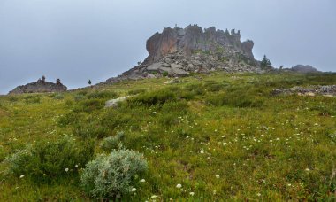Kaleler dağ ruhları Karakol göl çevresinde bulunan sis kayalıklarla vardır. Altay Kray.