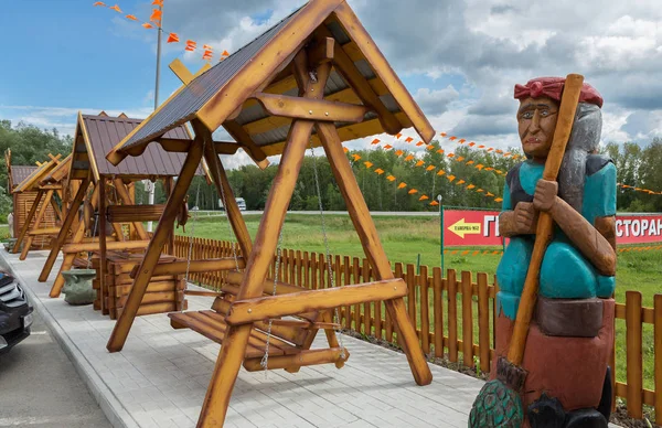 Parque infantil con héroes de cuentos de hadas rusos en el territorio del Restaurante TAVERNA en el Tío Vity del Altai Imágenes de stock libres de derechos