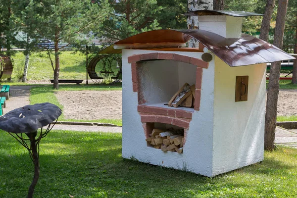 アルタイ地方の Belokurikha のリゾート都市の Beershale レストランの領土 — ストック写真