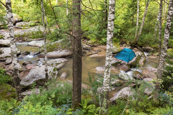 Tourist tent on a boulder in the middle of Belokurikha mountain river — Stock Photo, Image