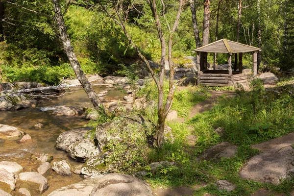 Cenador de madera en la orilla del río Belokurikha montaña en camino de salud terrenkur —  Fotos de Stock