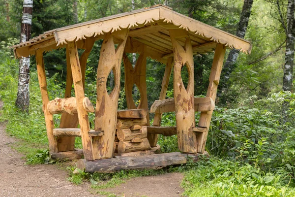 Hermoso cenador tallado en madera en el sendero de salud terrenkur a lo largo del río de montaña Belokurikha — Foto de Stock