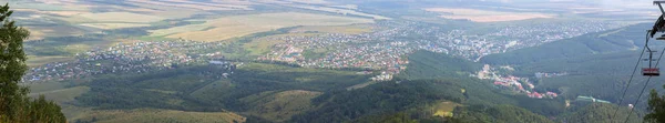 Beautiful summer panorama from Mount Tserkovka to resort of Belokurikha in the Altai Krai — Stock Photo, Image