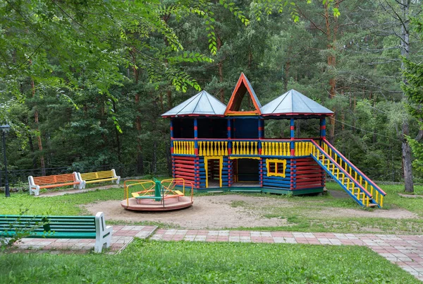 Territorio del sanatorio infantil Belokurikha en el Altai Krai Imágenes de stock libres de derechos