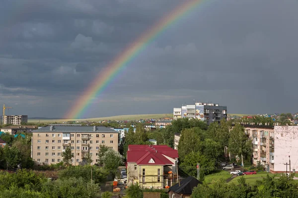 Schöner Regenbogen über der Kurstadt Belokurikha in der Region Altai — Stockfoto