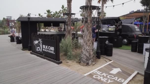 BLK Cab Beach House új strand és szórakoztató hely La Mer stock footage videóinak — Stock videók