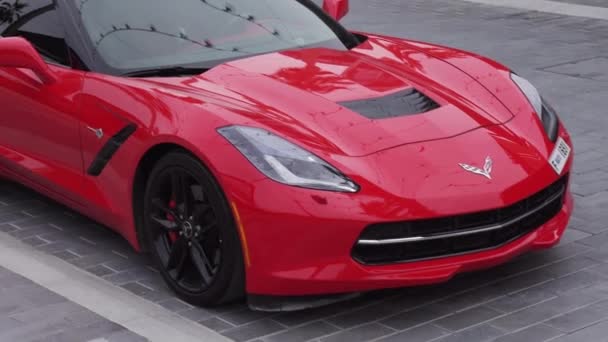 Chevrolet Corvette carro esporte no novo espaço de praia e entretenimento La Mer imagens de vídeo — Vídeo de Stock