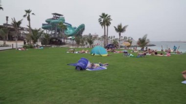 Yeni plaj ve eğlence alanı La Mer stok görüntüleri video